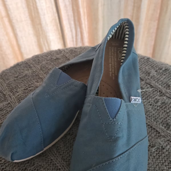 TOMS -  Women's Classic Alpargata Canvas Slip-On Shoes - Size 10 - Blue