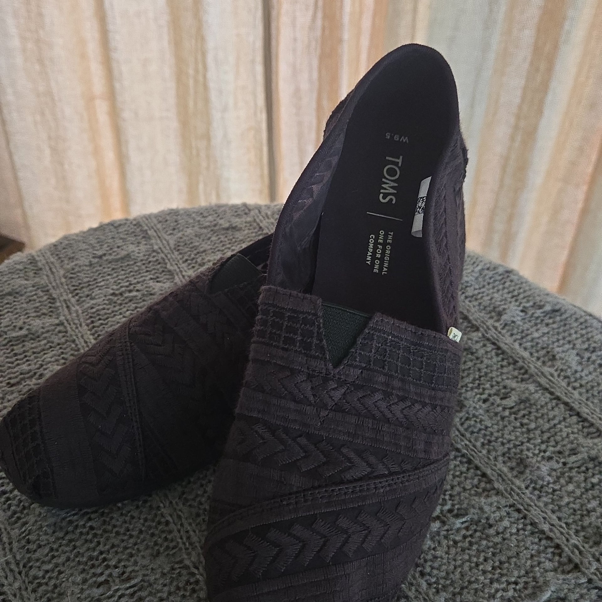 TOMS - Women's Black Lace Alpargata Slip-On Shoes - Size 9.5 2