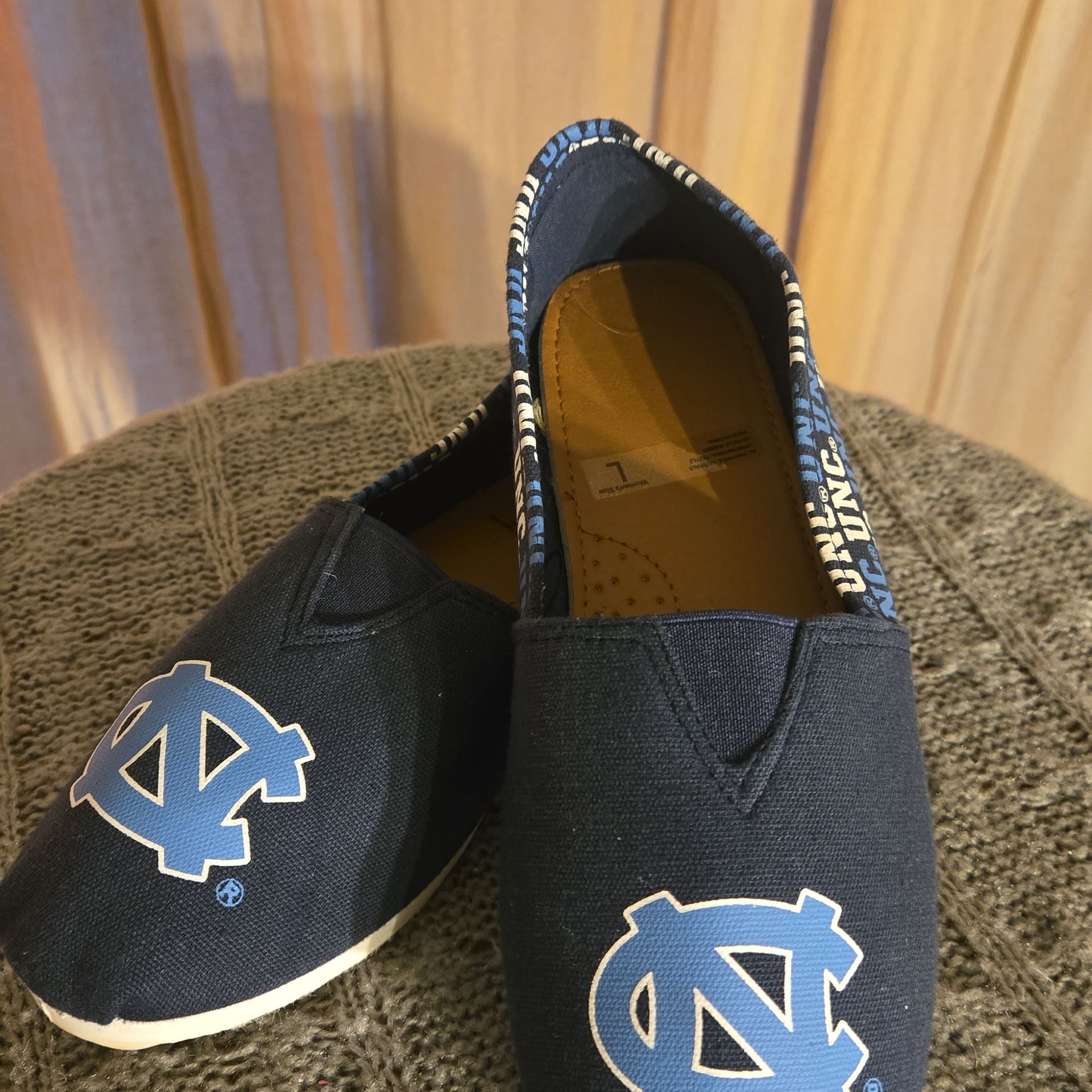 NEW - North Carolina Tar Heels NCAA Womens Stripe Canvas Shoes - Size L 2
