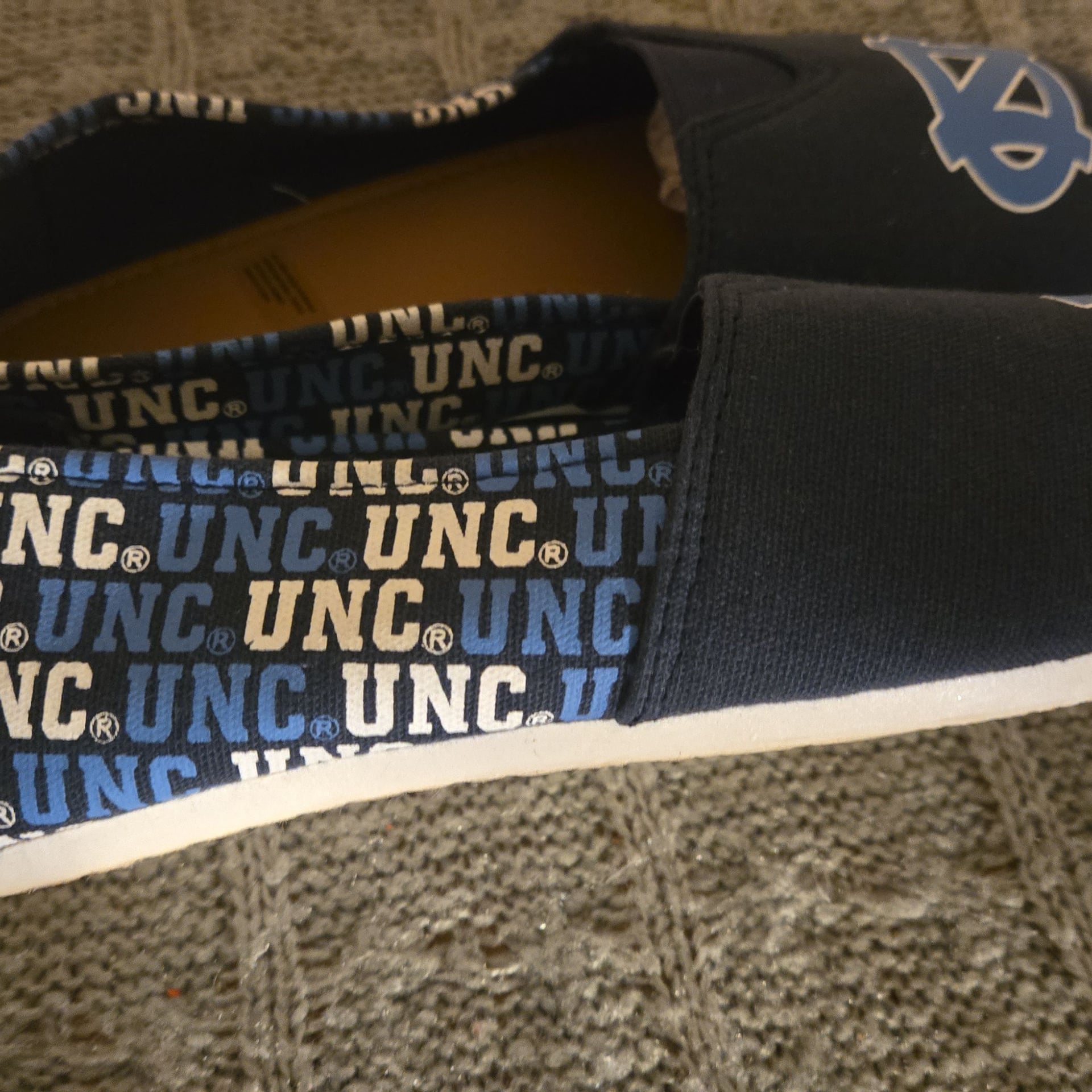 NEW - North Carolina Tar Heels NCAA Womens Stripe Canvas Shoes - Size L 5