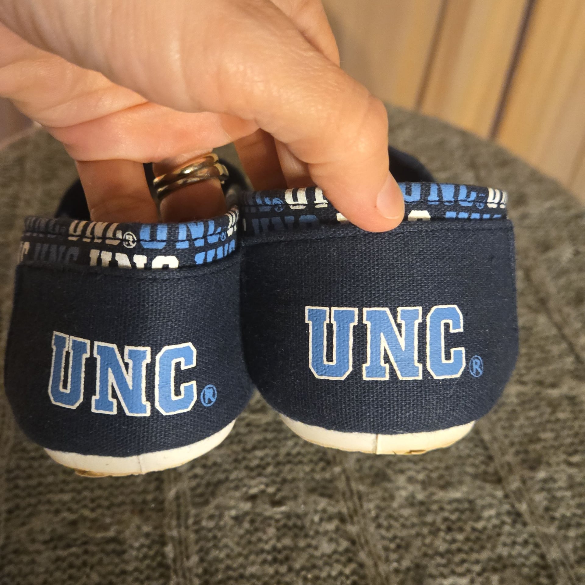 NEW - North Carolina Tar Heels NCAA Womens Stripe Canvas Shoes - Size L 4