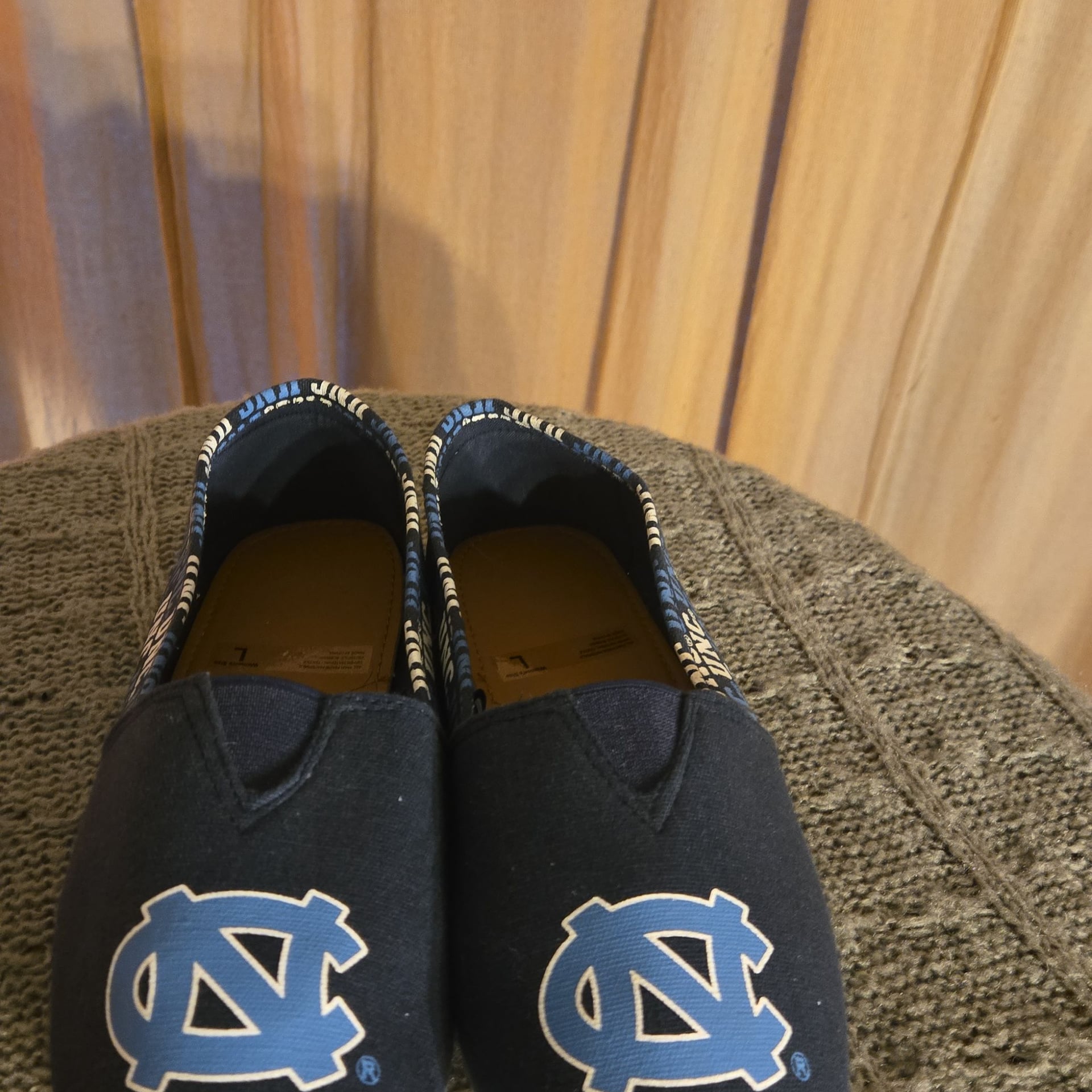 NEW - North Carolina Tar Heels NCAA Womens Stripe Canvas Shoes - Size L 3