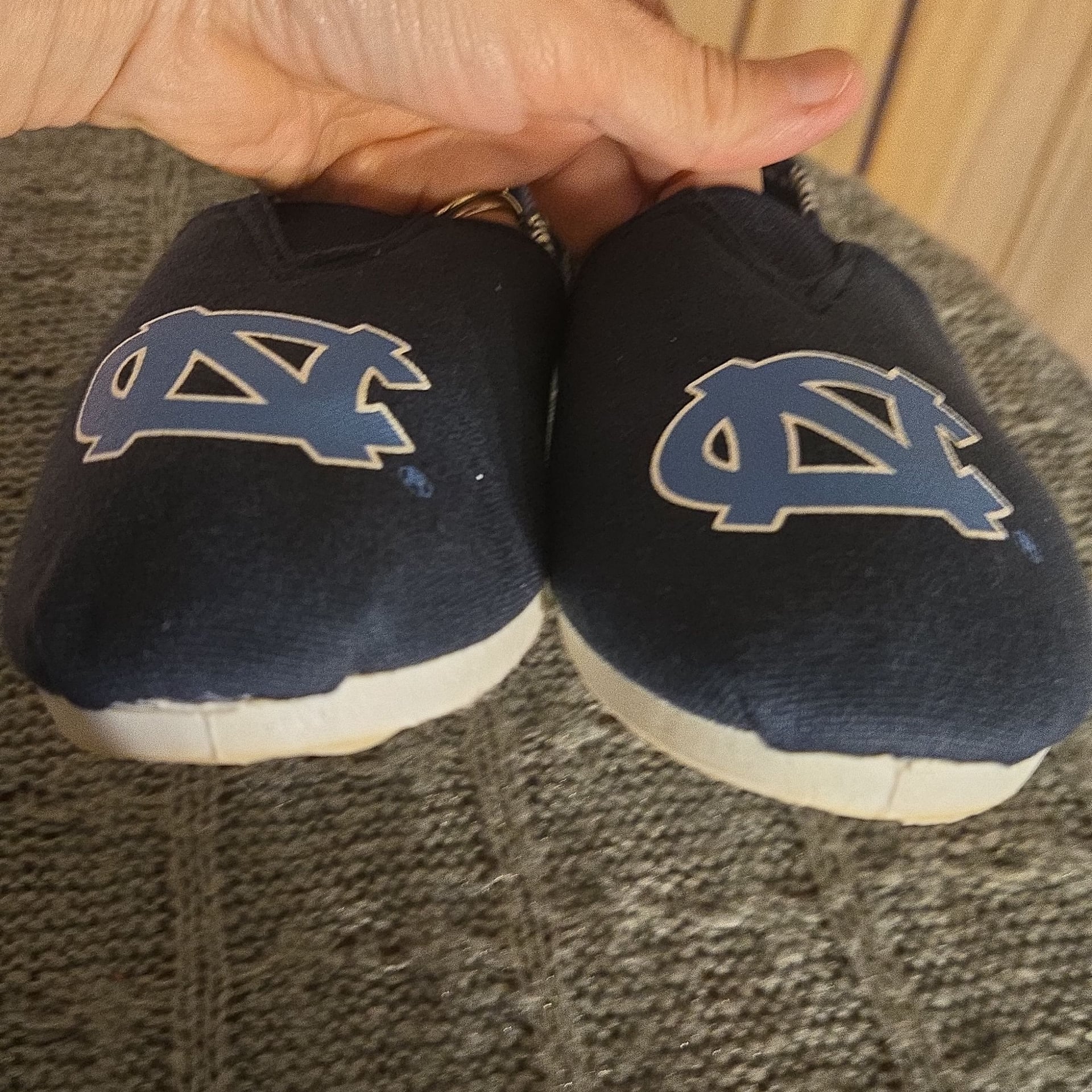 NEW - North Carolina Tar Heels NCAA Womens Stripe Canvas Shoes - Size L 11