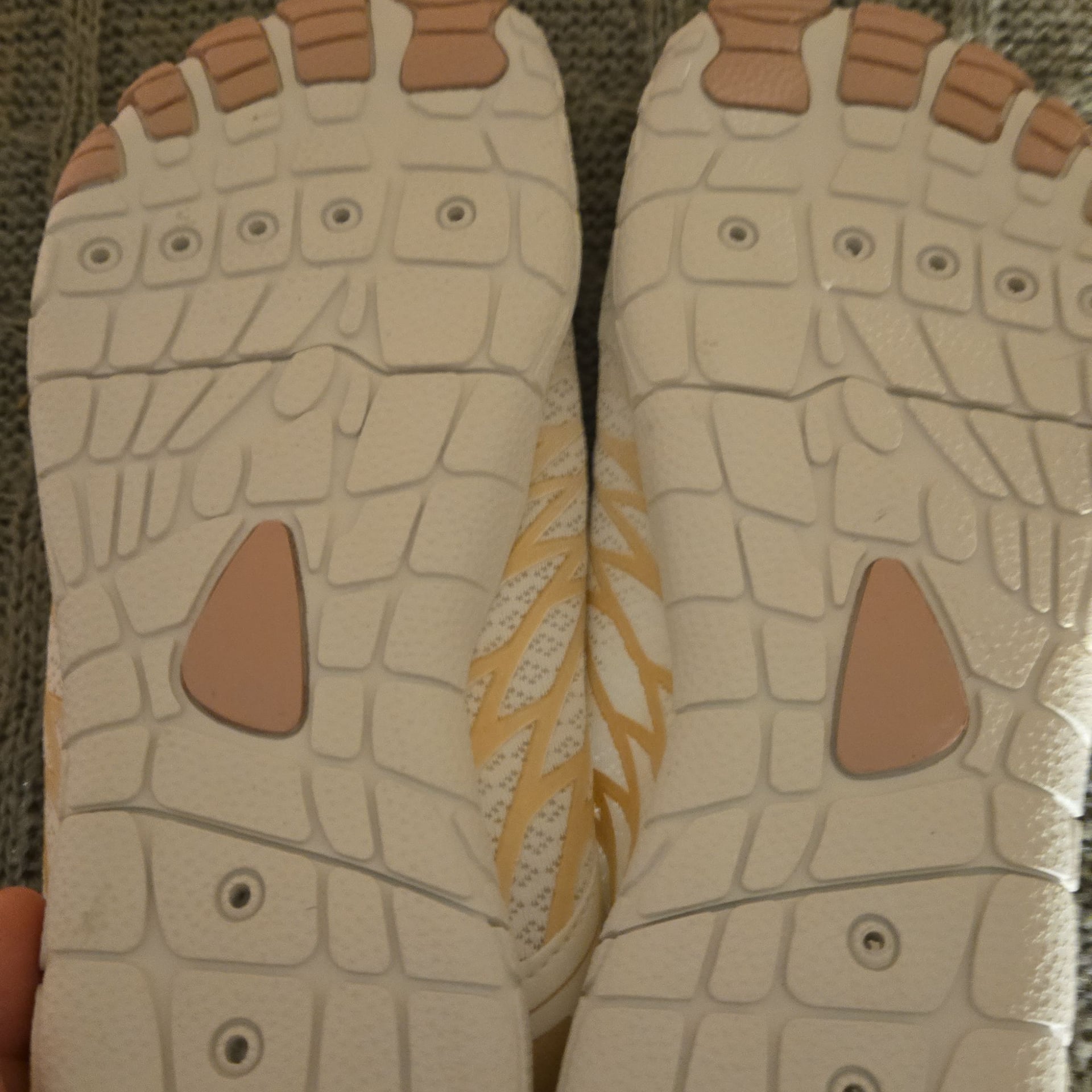 NEW - Women's Barefoot Breathable Shoes / Water / Outdoor - Size 40 / US 9 - white / rose 12