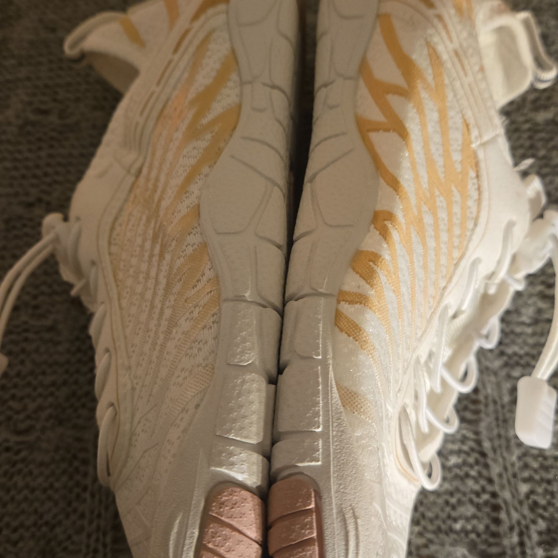 NEW - Women's Barefoot Breathable Shoes / Water / Outdoor - Size 40 / US 9 - white / rose 11