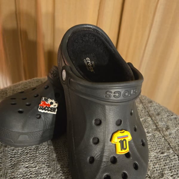 CROCS - Unisex Classic Black lined Clogs - Size 4W 6M - w Jibbitz Charms