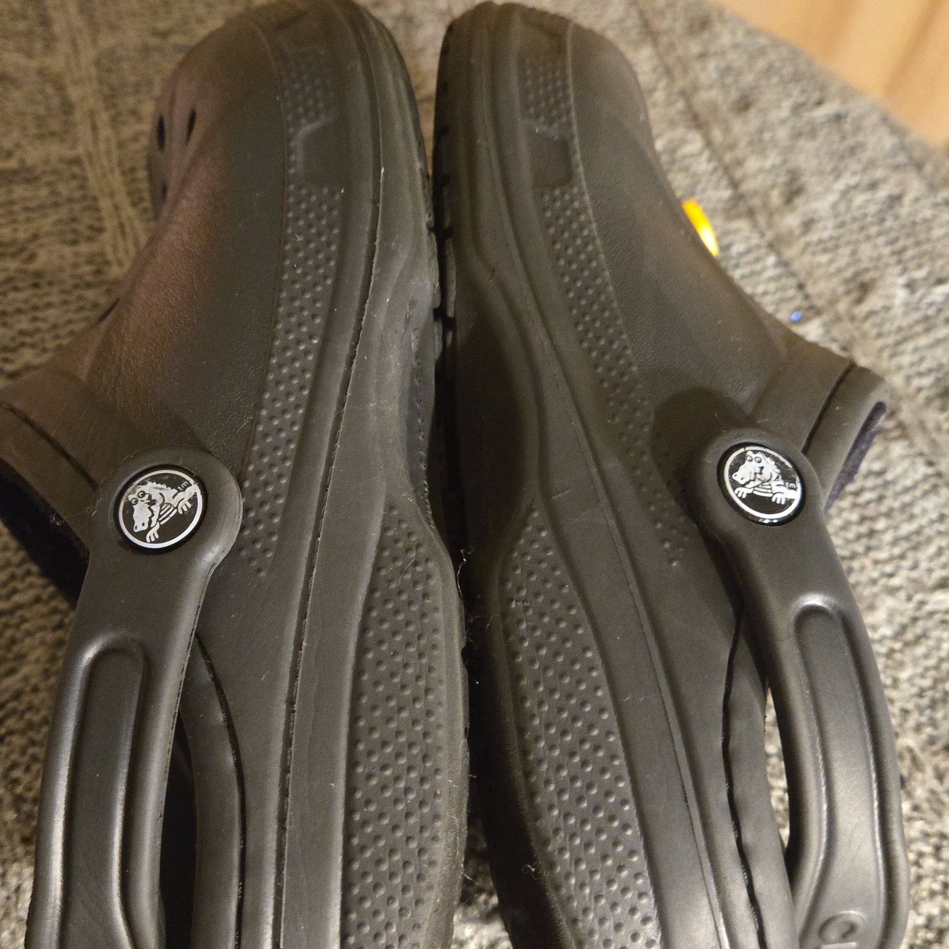 CROCS - Unisex Classic Black lined Clogs - Size 4W 6M - w Jibbitz Charms 8