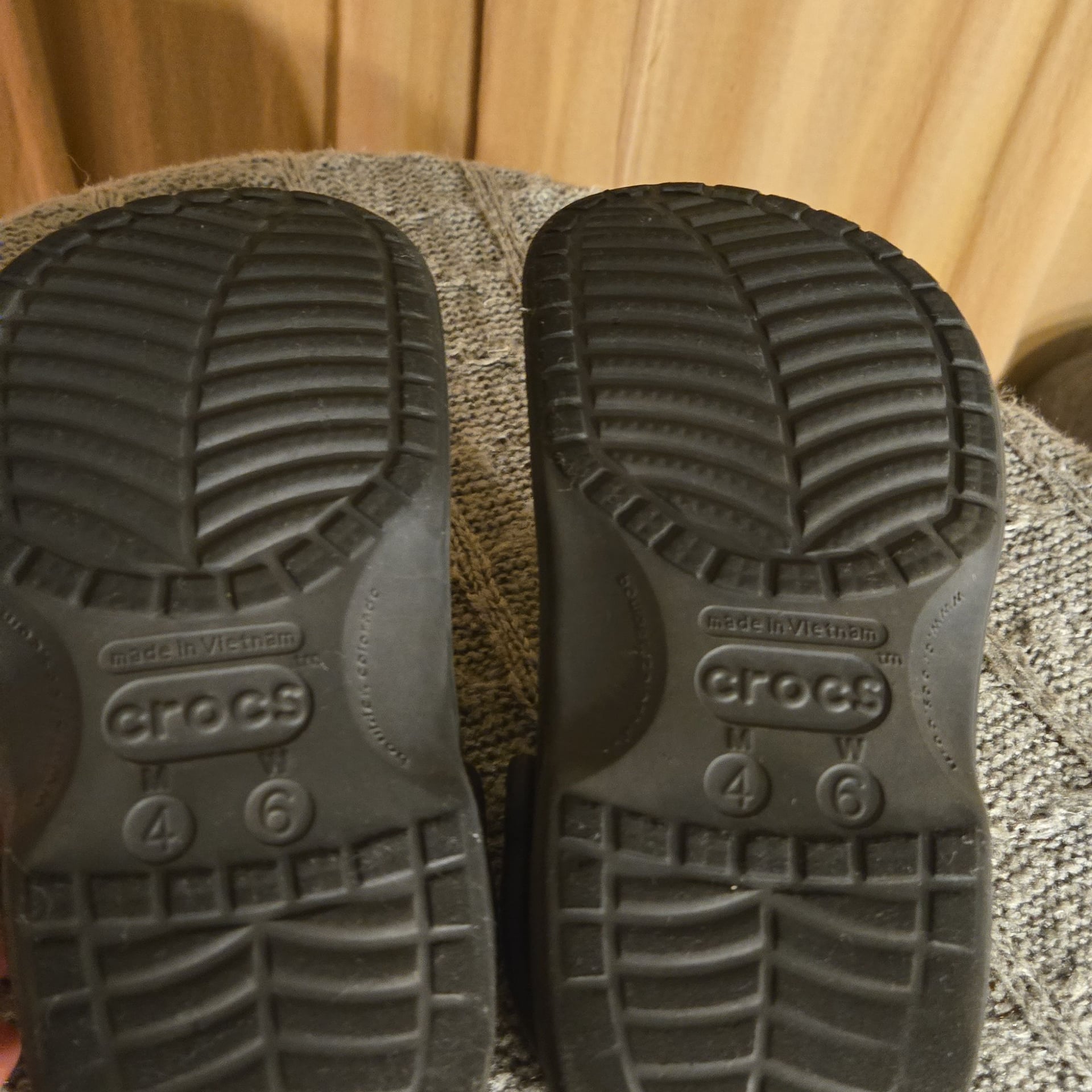 CROCS - Unisex Classic Black lined Clogs - Size 4W 6M - w Jibbitz Charms 9