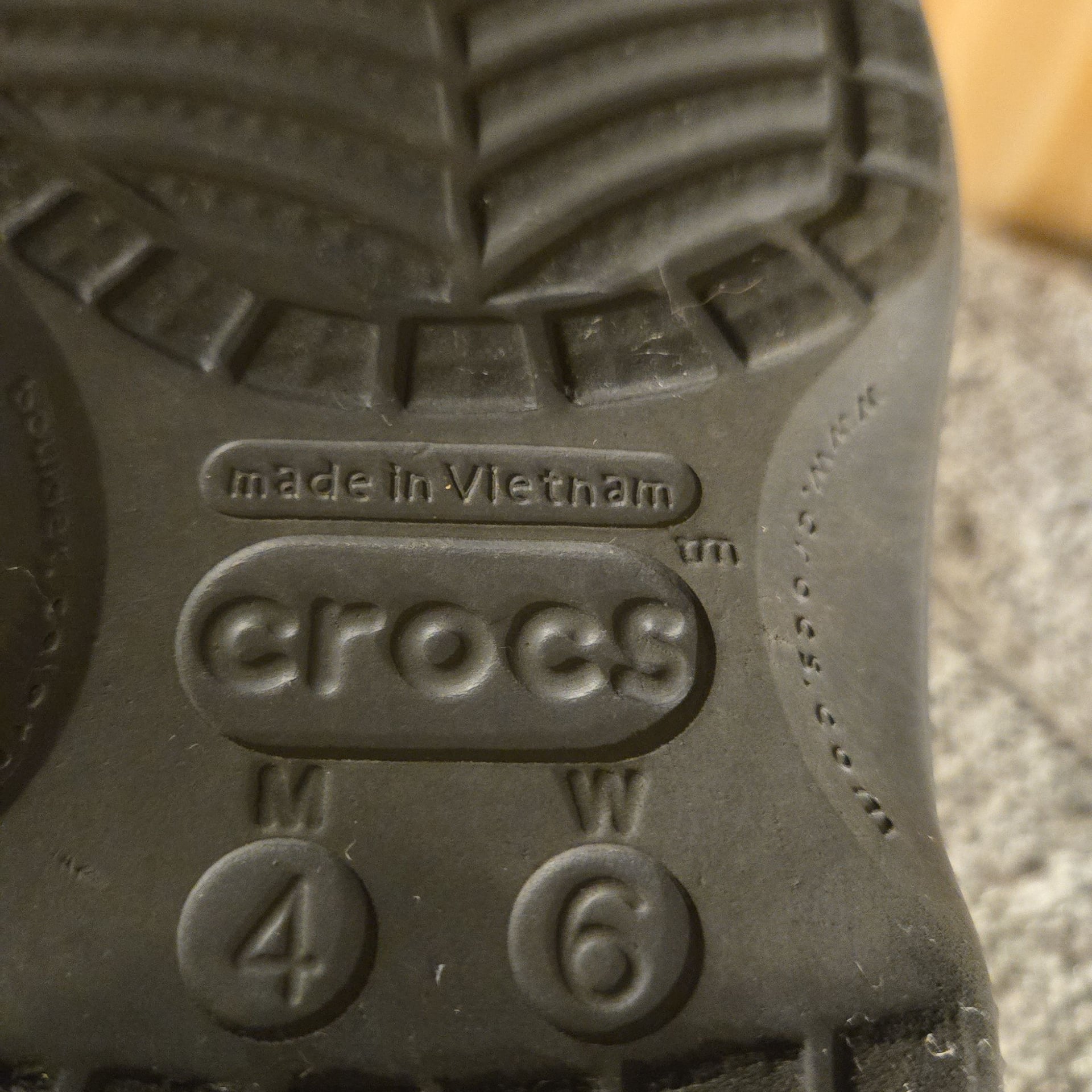 CROCS - Unisex Classic Black lined Clogs - Size 4W 6M - w Jibbitz Charms 10