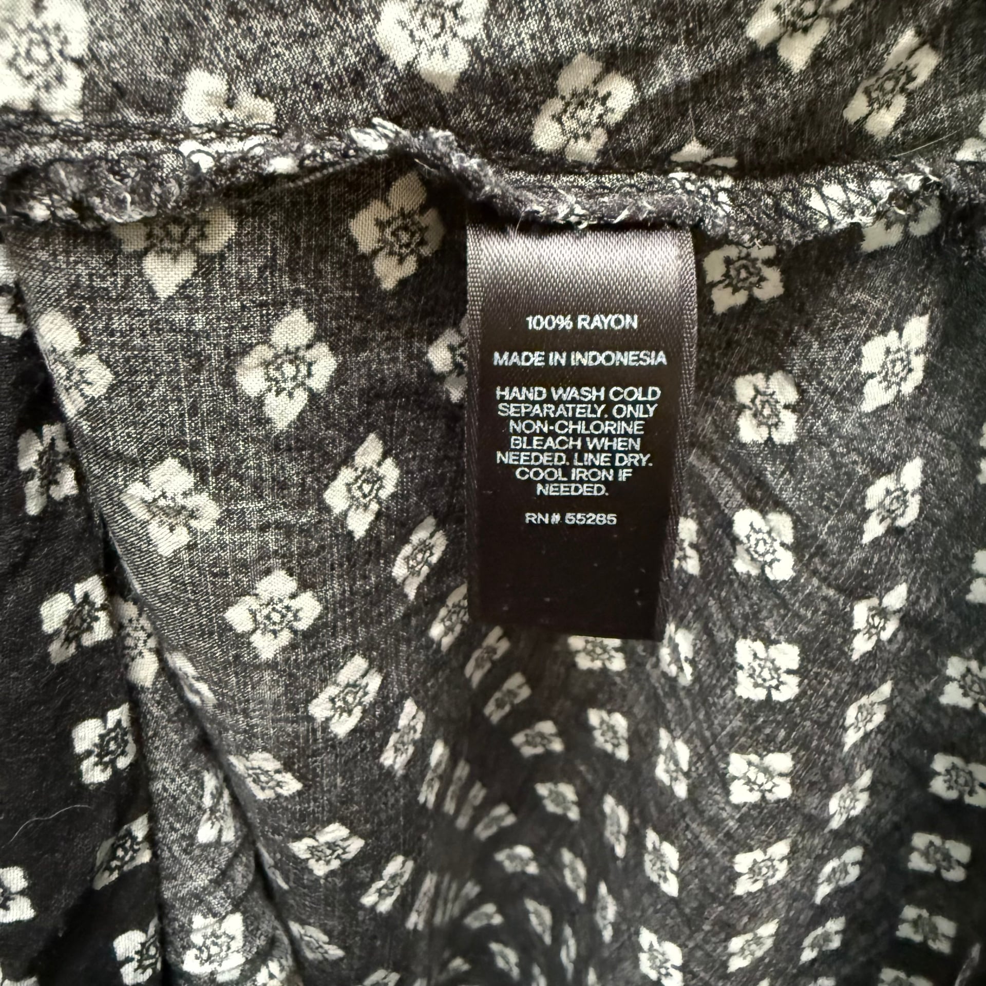 Express Black & White Floral Geometric High-Low Faux Wrap Blouse, Size M 7