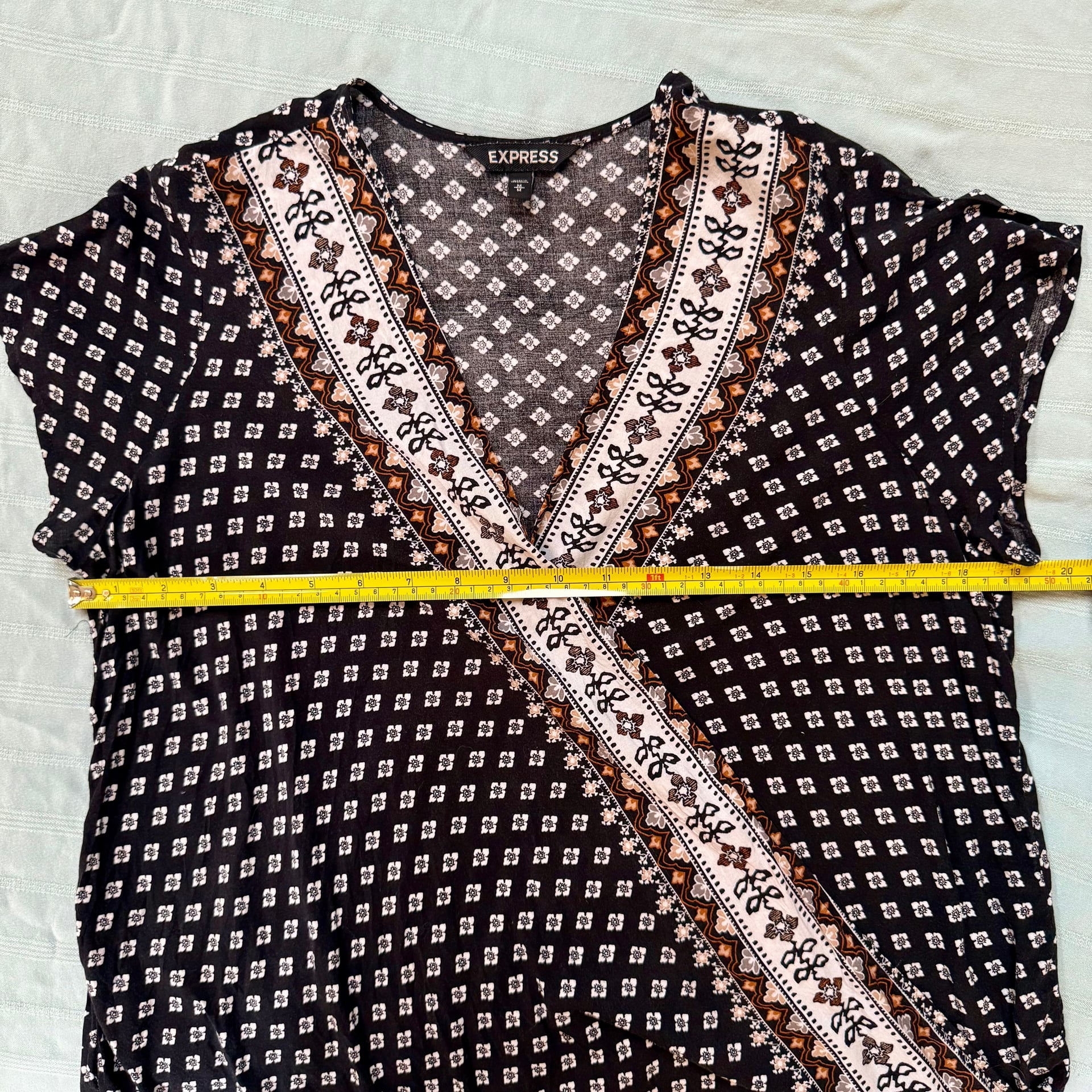 Express Black & White Floral Geometric High-Low Faux Wrap Blouse, Size M 8