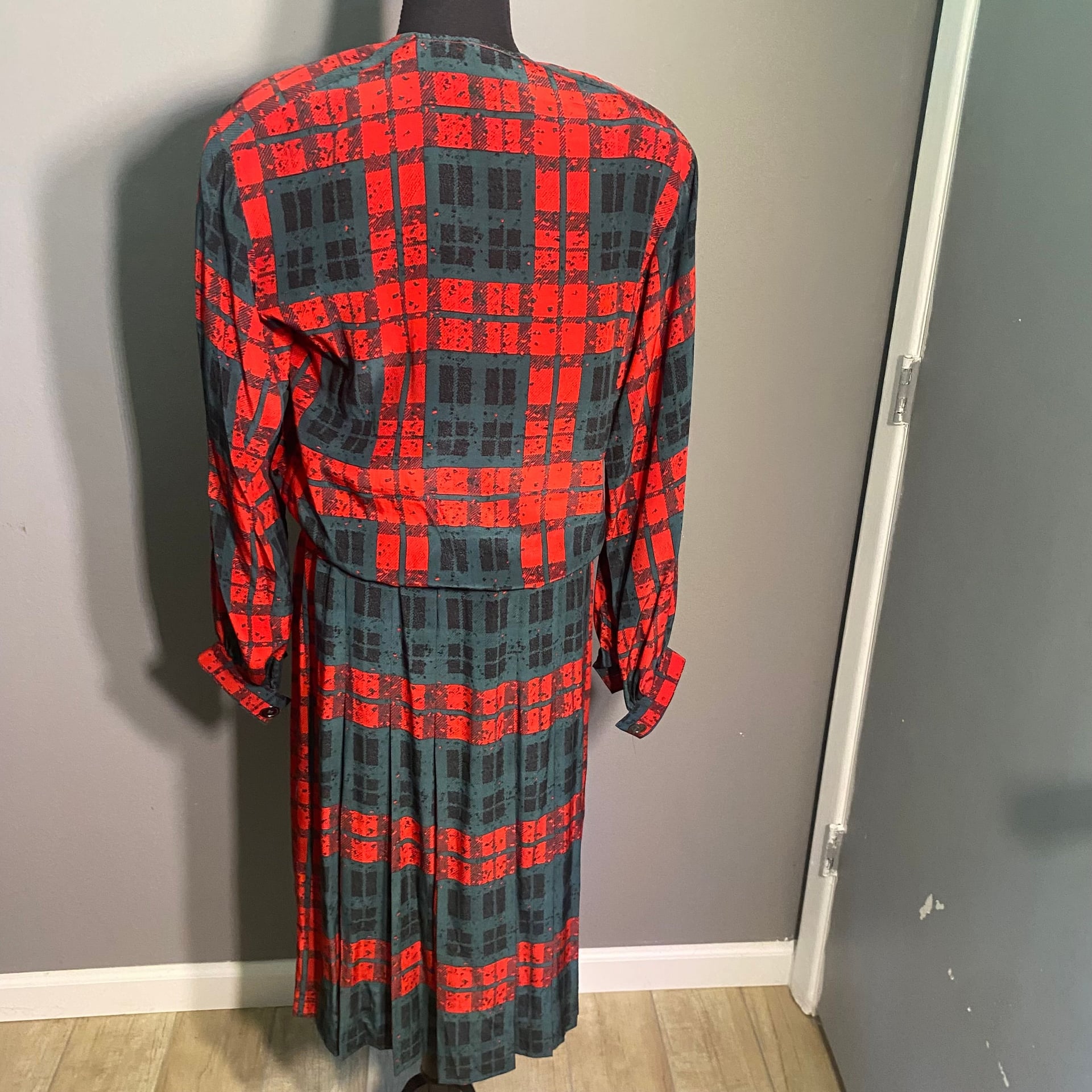 Vintage 1980s Albert Nipon Red Green & Black Plaid Drop Waist Silk Dress 7