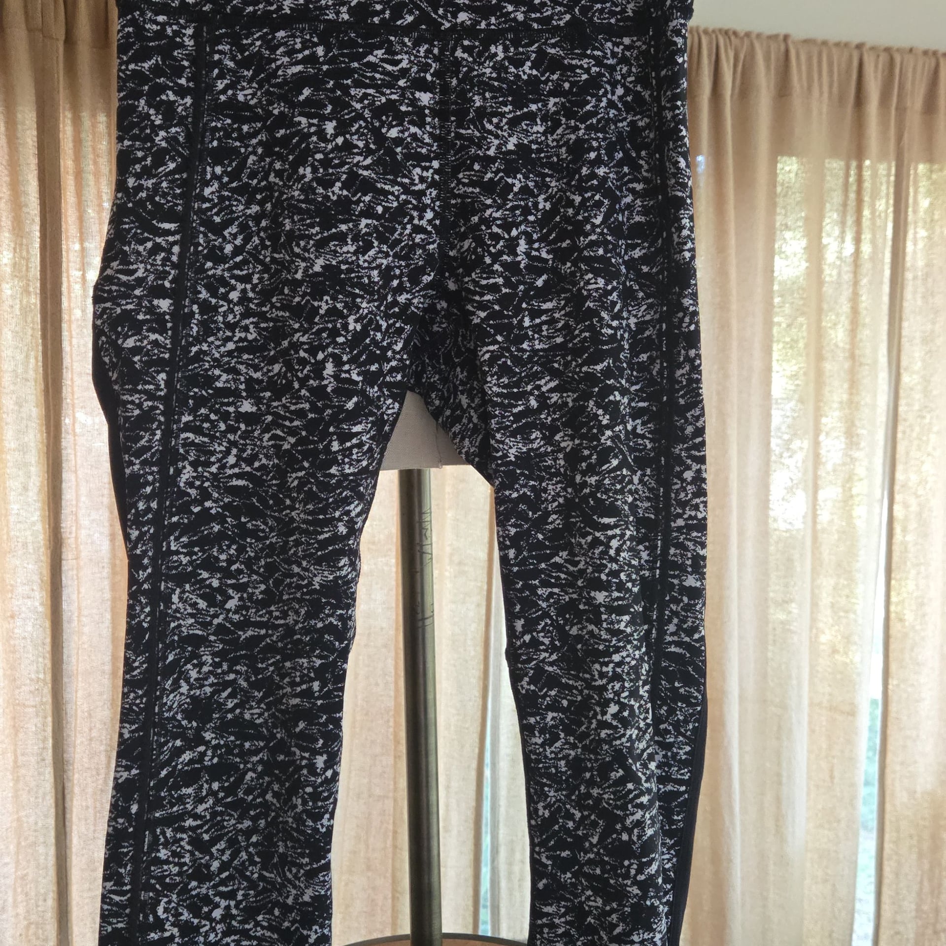 LULULEMON - Deep Breath Crop 21" Iced Wave leggings - B&W - Size 4 2