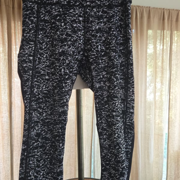 LULULEMON - Deep Breath Crop 21" Iced Wave leggings - B&W - Size 4