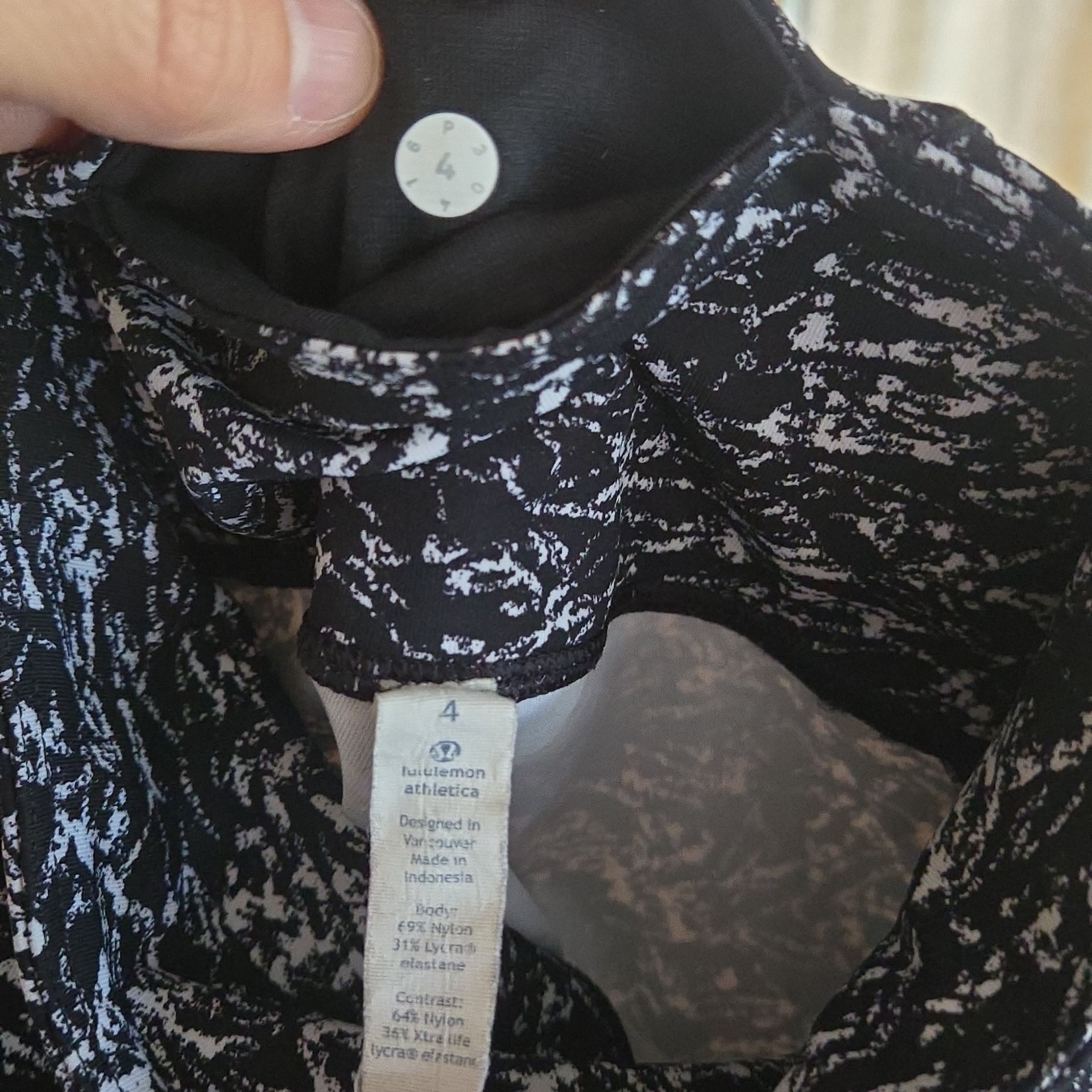 LULULEMON - Deep Breath Crop 21" Iced Wave leggings - B&W - Size 4 9