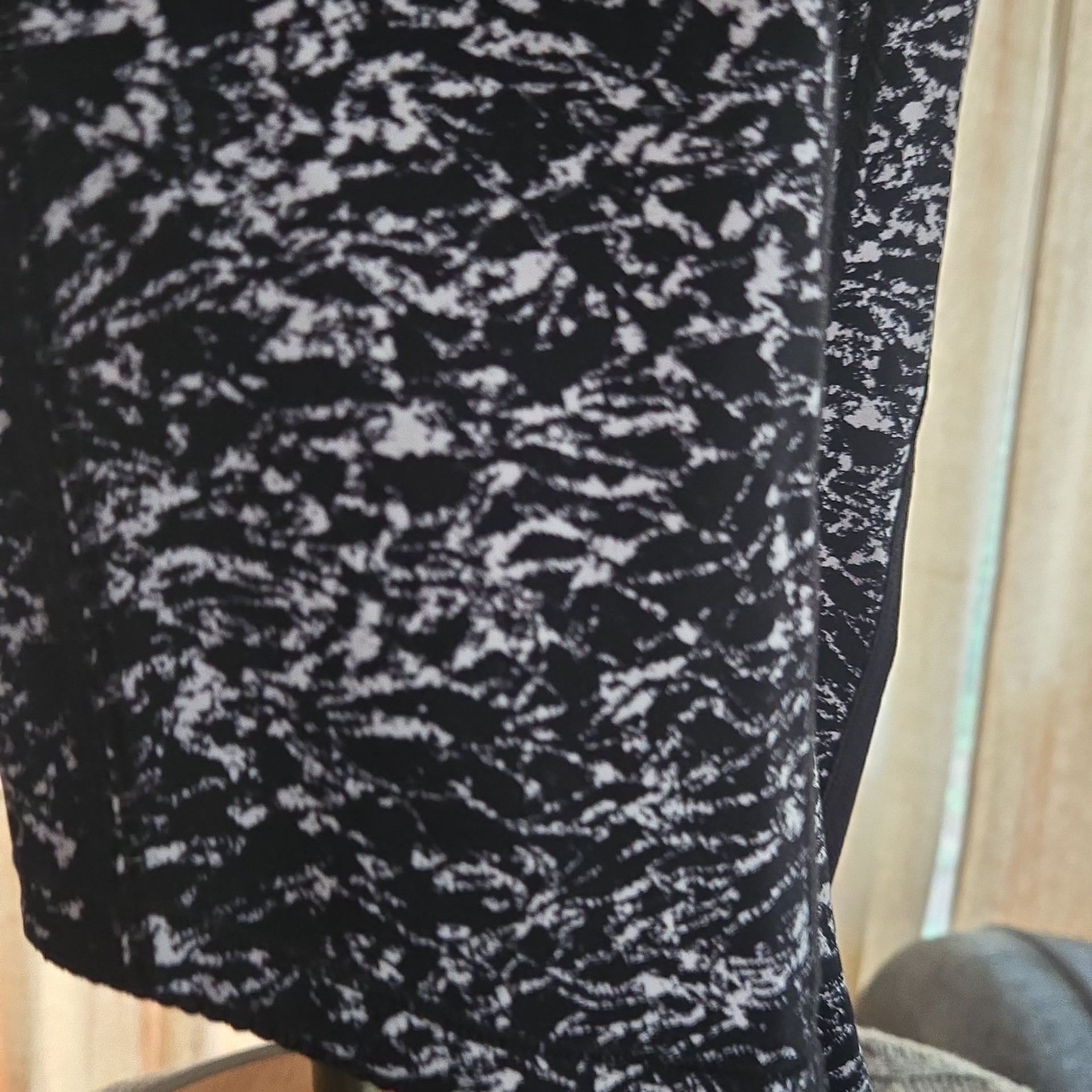 LULULEMON - Deep Breath Crop 21" Iced Wave leggings - B&W - Size 4 4