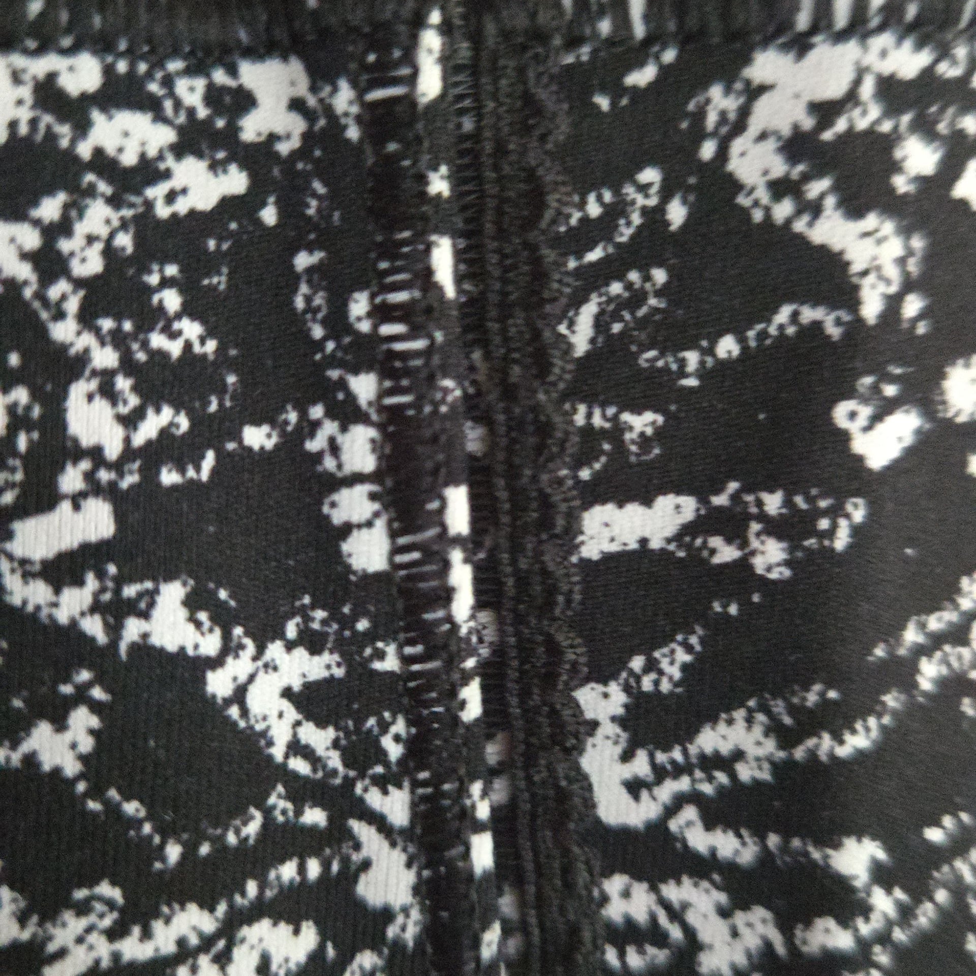 LULULEMON - Deep Breath Crop 21" Iced Wave leggings - B&W - Size 4 10