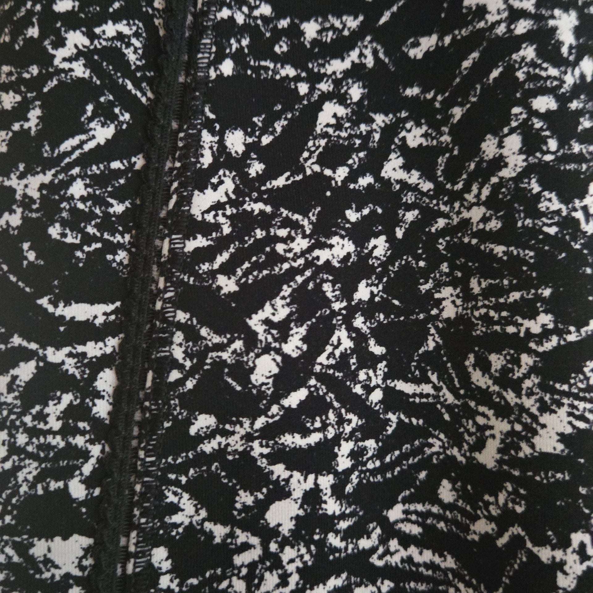 LULULEMON - Deep Breath Crop 21" Iced Wave leggings - B&W - Size 4 3