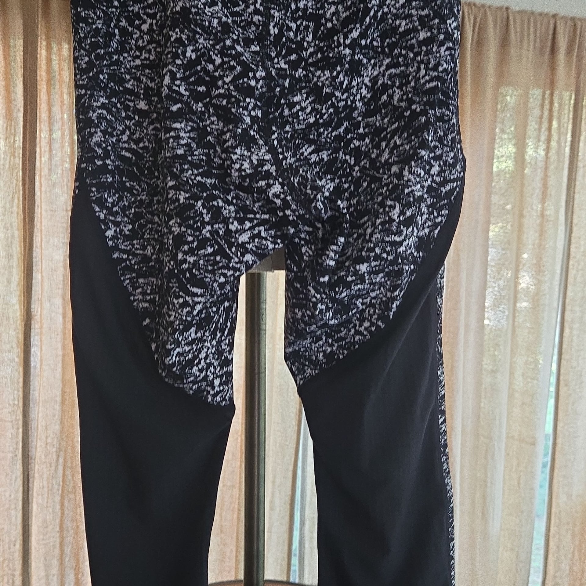LULULEMON - Deep Breath Crop 21" Iced Wave leggings - B&W - Size 4 6