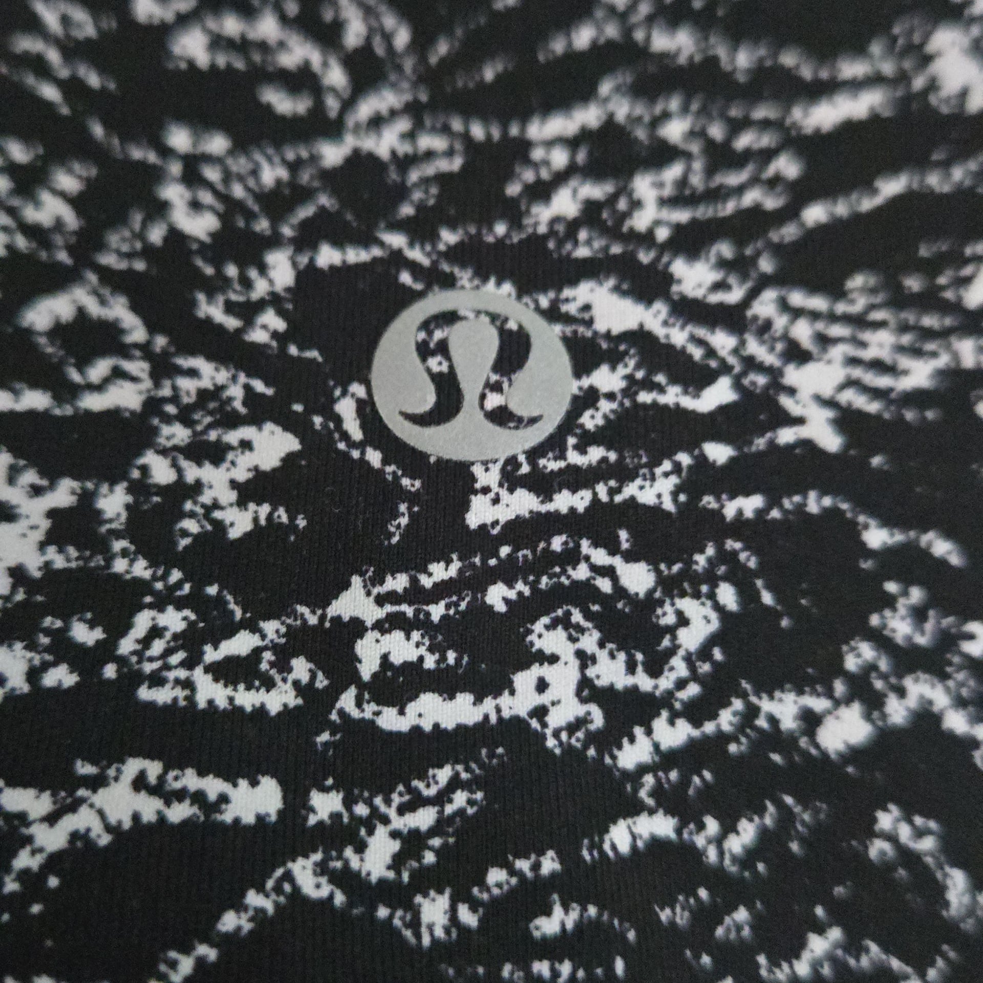 LULULEMON - Deep Breath Crop 21" Iced Wave leggings - B&W - Size 4 7