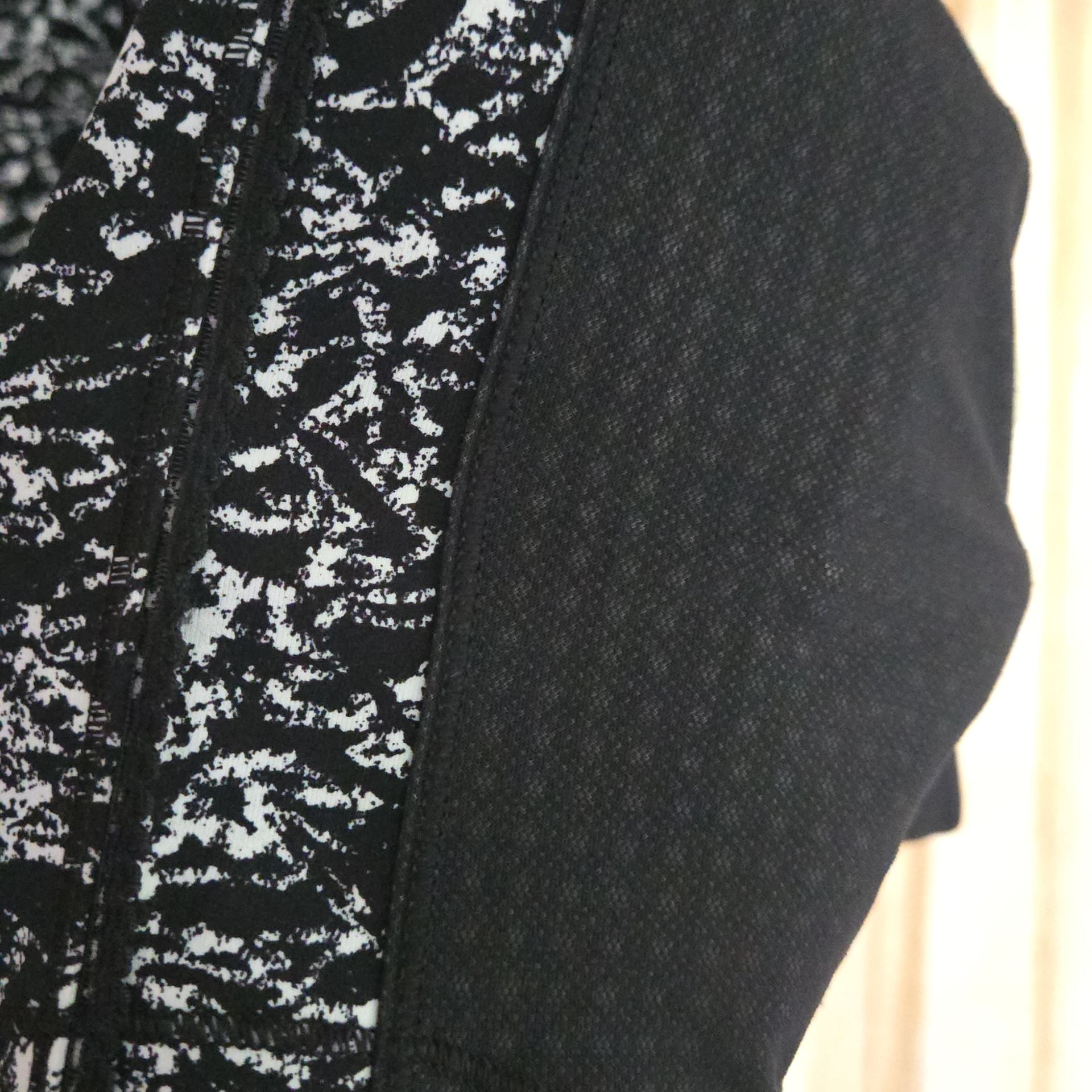 LULULEMON - Deep Breath Crop 21" Iced Wave leggings - B&W - Size 4 5