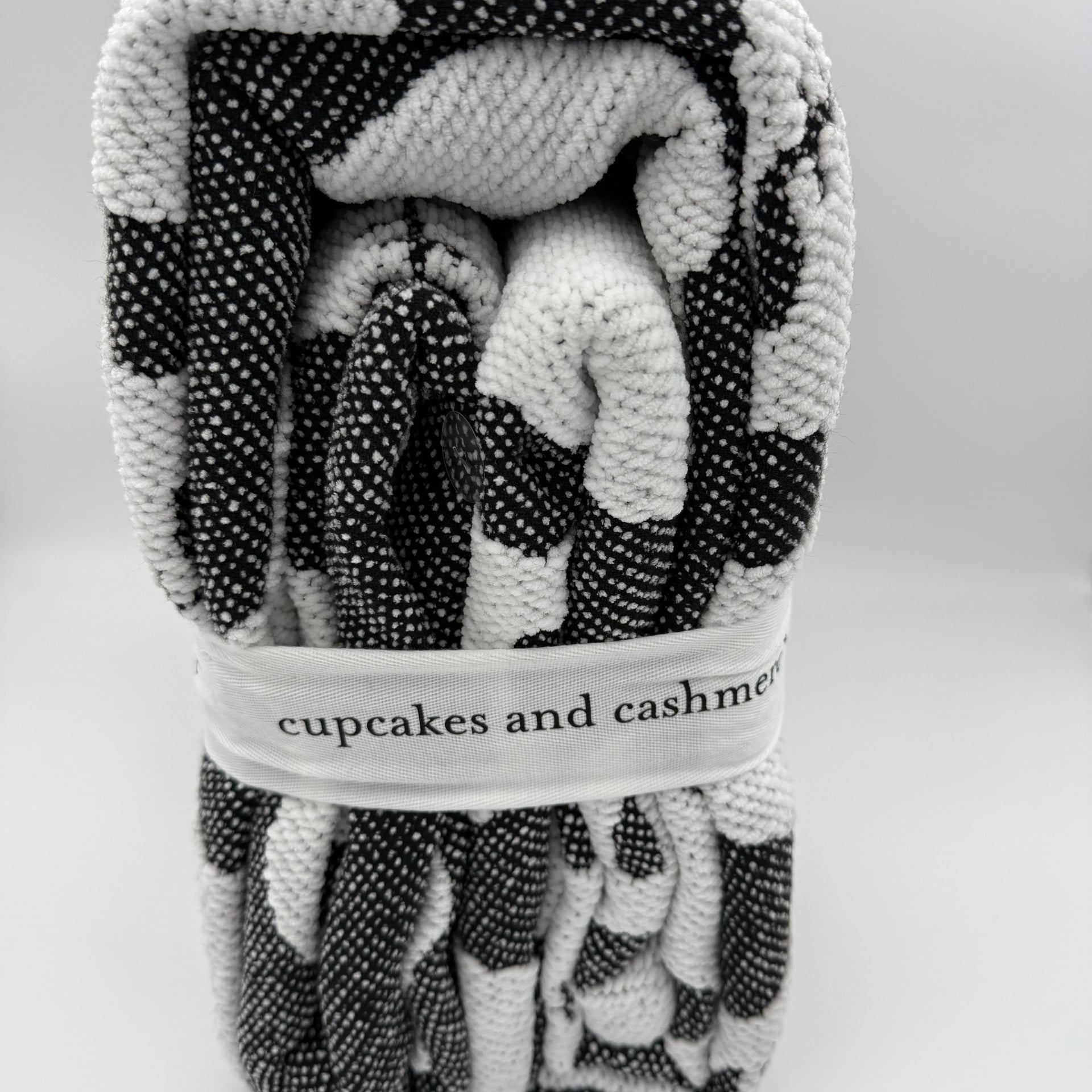 Cupcakes and Cashmere Full/Queen Halloween Skull Knit Blanket 2