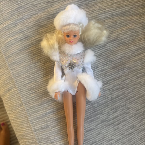 1997 Radio City Rockettes Snowball Special Edition Barbie Doll Blonde