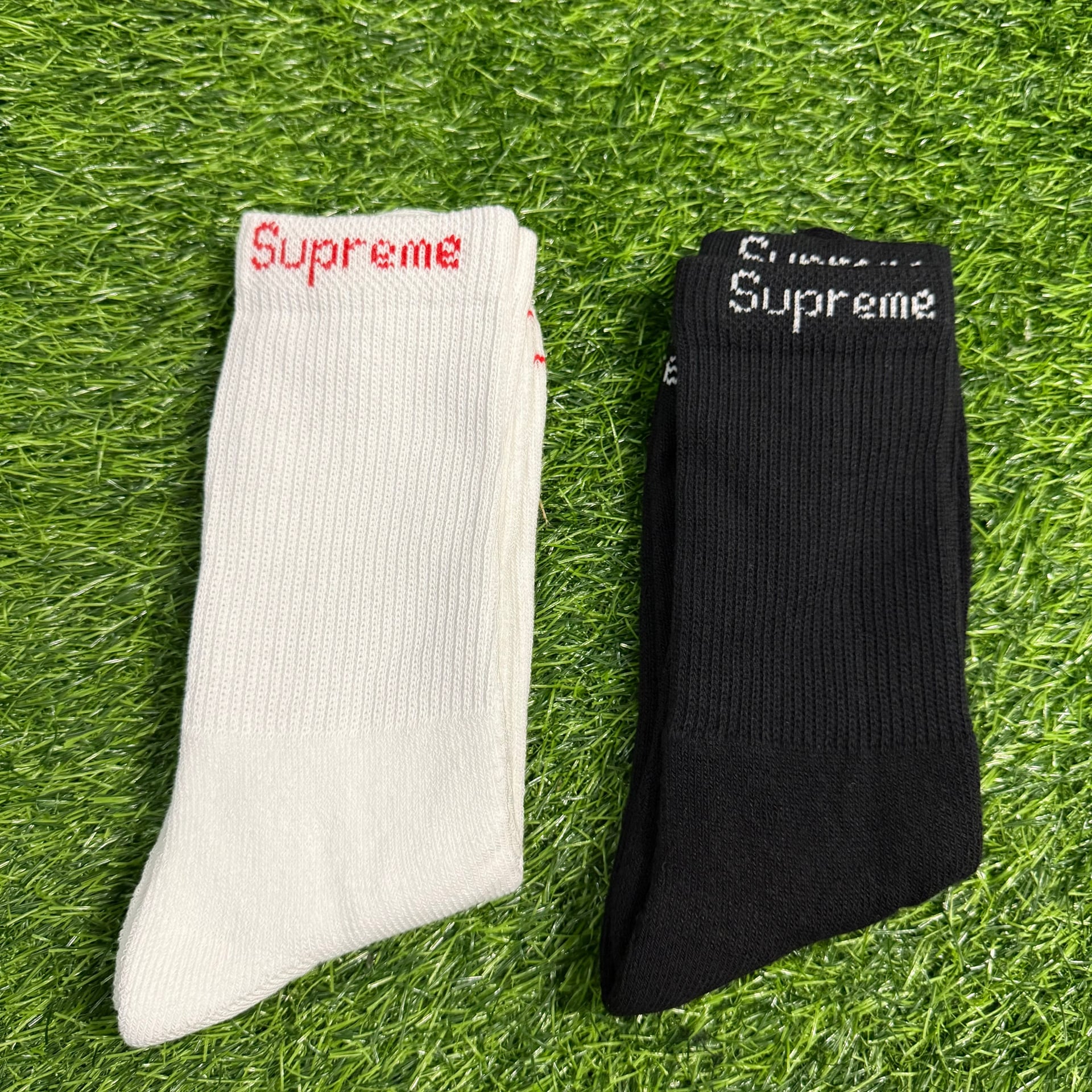Supreme Hanes 1 White pair and 1 Black pair 1