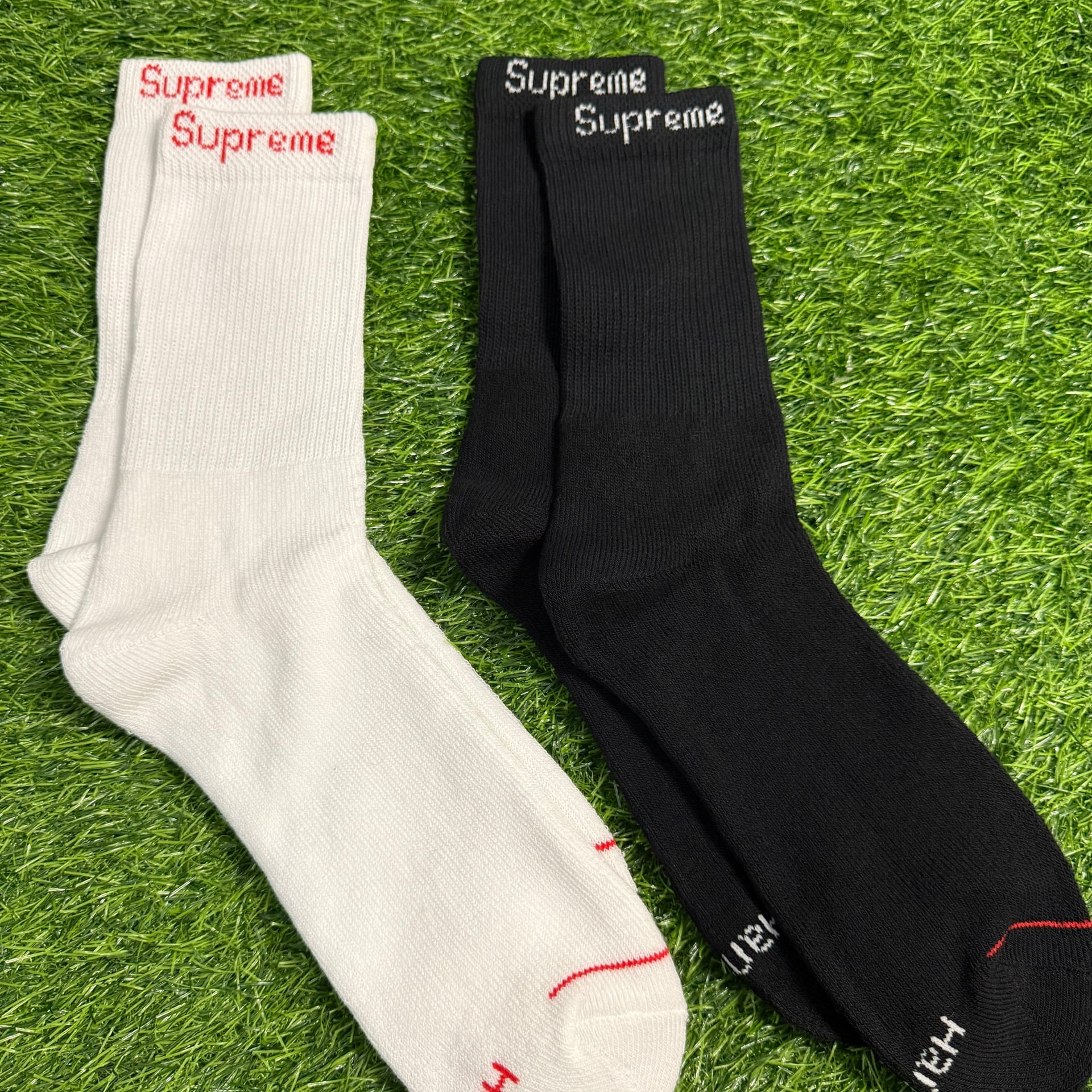 Supreme Hanes 1 White pair and 1 Black pair 2