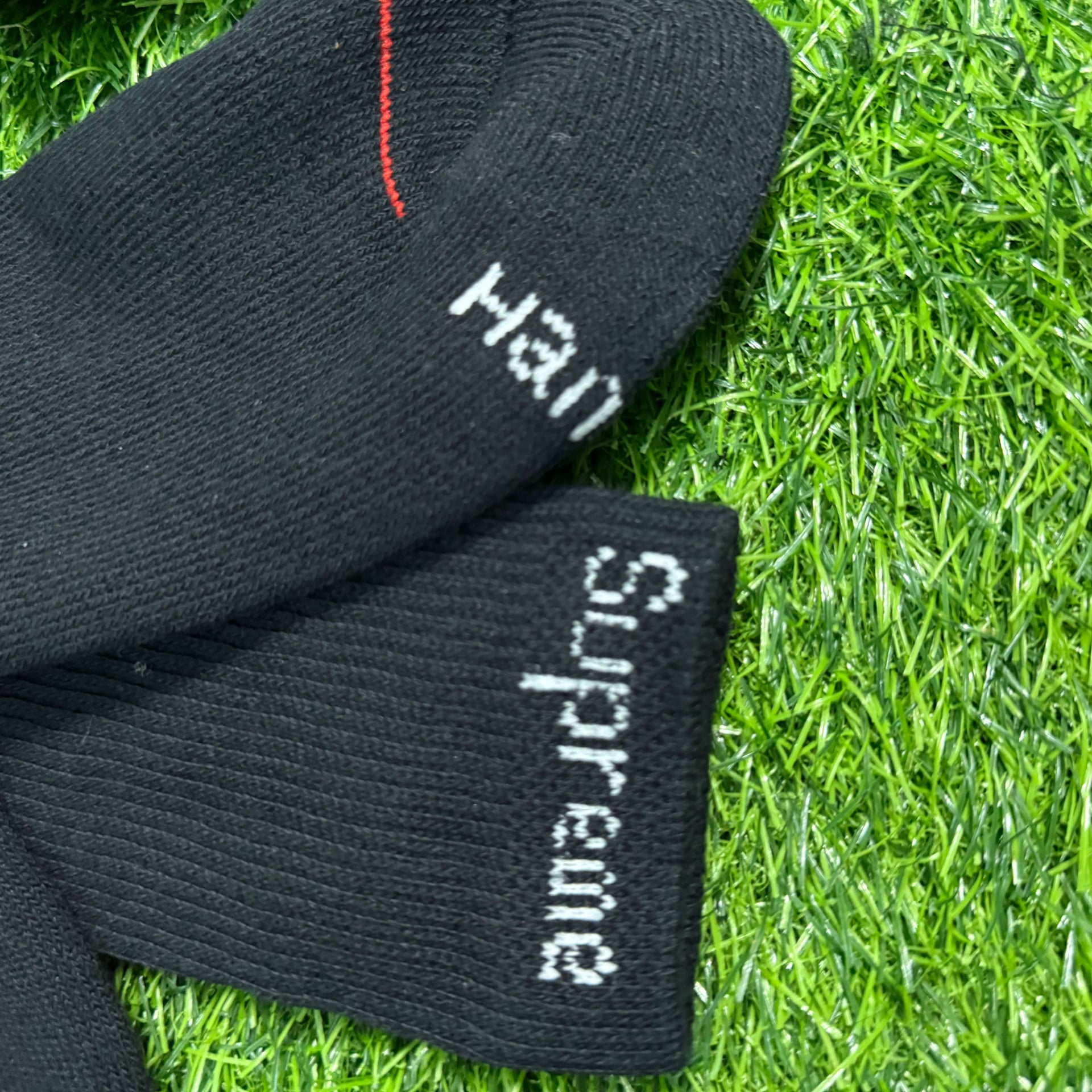 Supreme Hanes 1 White pair and 1 Black pair 4