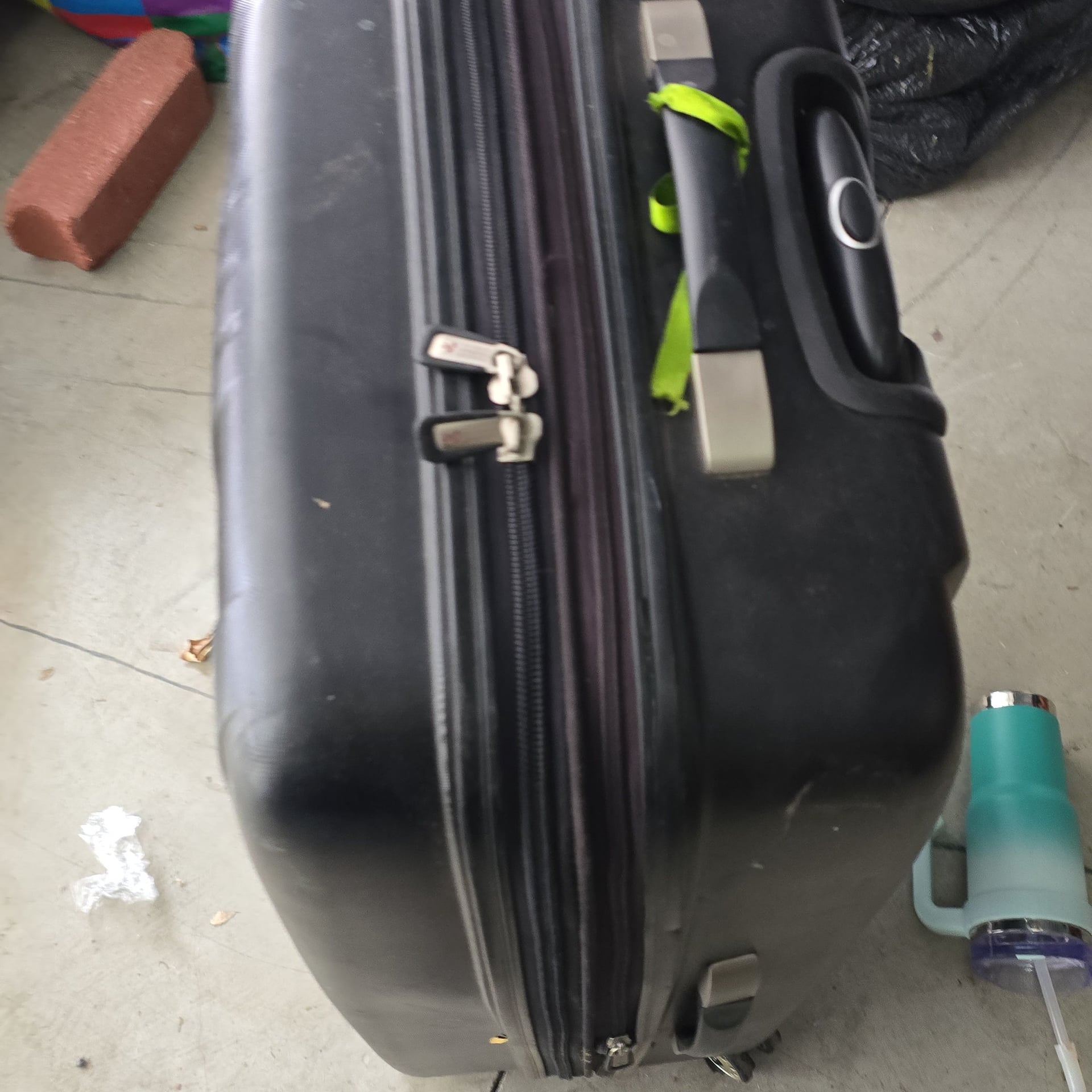 Samsonite Hard Shell Rolling Suitcase 3