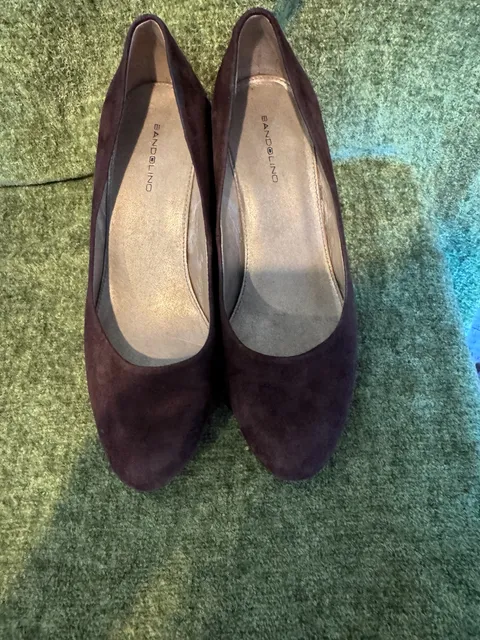 Bandolino Brown Suede Wedge Pumps Women’s 9.5M – 2” Heel