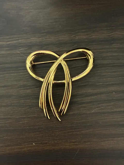 Trifari Gold Tone Bow Ribbon Vintage Brooch Pin