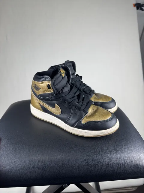 Air Jordan 1 High OG Size 4.5Y Black Metallic Gold