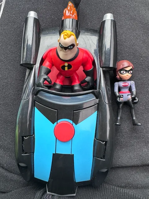 Jakks Pacific The Incredibles Mr Incredible Violet Car Figures Set