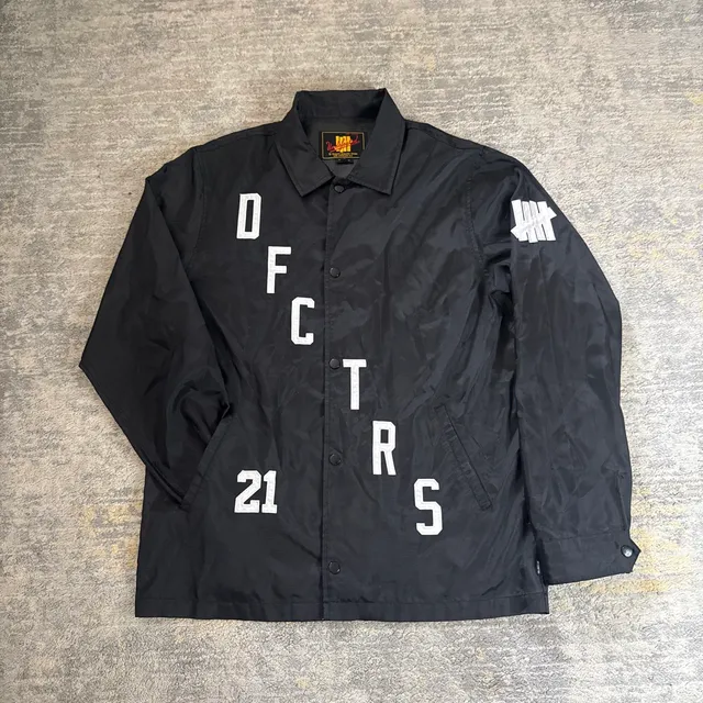 Vintage 2000s Undefeated Defector Coach Jacket Size L Black Graphic Snap Windbreaker