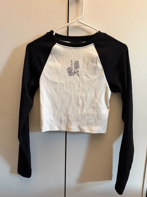 Forever 21 Long Sleeve Crop Top LA Graphic