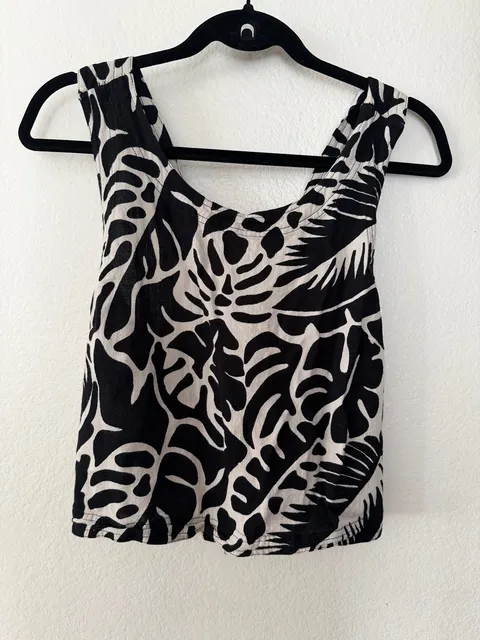 Rose + Olive Resort Tank Top Size L Black White Leaf Print Crop Smocked