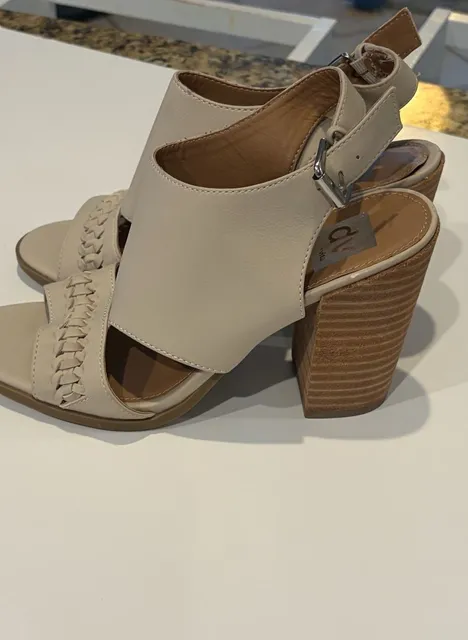 DV Dolce Vita Bingo Heels Size 8 Beige Block Heel Sandals