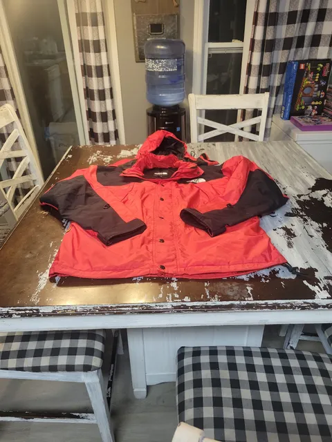 The North Face Mountain Light Jacket Gore-Tex Red Black