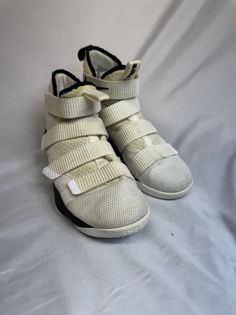 Nike LeBron Soldier 11 Size 9.5 White Black Basketball Shoes 943155-106