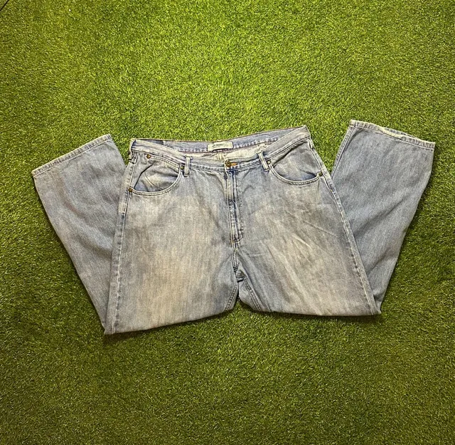 Y2K 2000s Wrangler Originals Boot Cut Jeans.