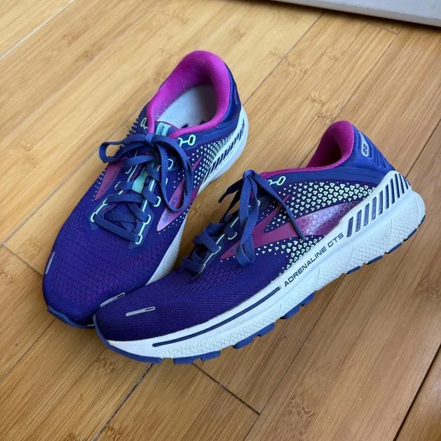 Brooks Adrenaline GTS 22 Running Shoes Purple Pink