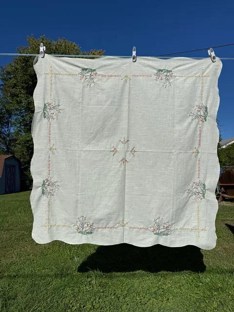Vintage Embroidered Duck Tablecloth Scalloped Edge