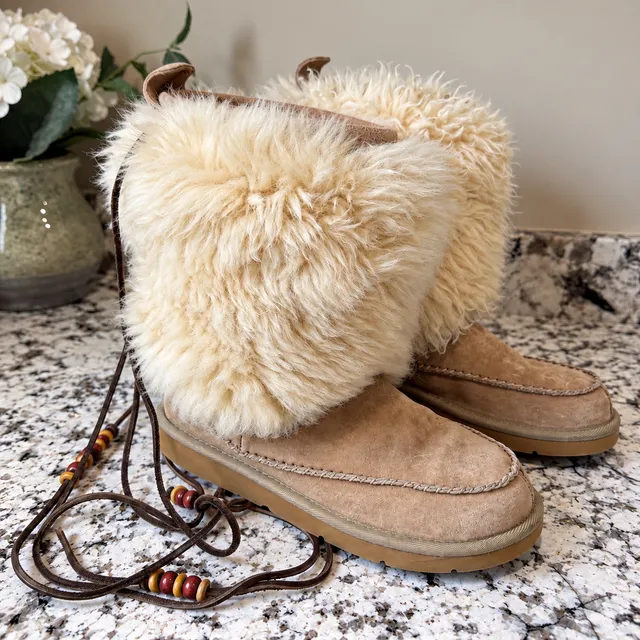 UGG Rainier Boots Style 5189 Suede Sheepskin Shearling Vintage Y2K size 7 beaded