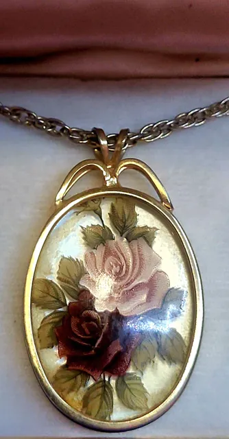 Vintage Rose Oval Pendant Necklace Gold Tone Floral Art