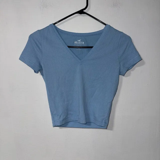 Hollister Must-Have Collection Baby Tee Size XS Blue V-Neck Ribbed Crop Top