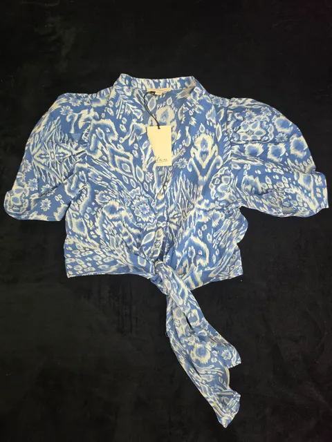 Elan Cropped Short Sleeve Tie Front Blouse Size S Blue White Ikat Print