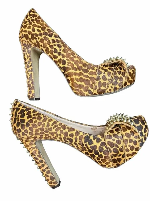 Vince Camuto Jamma Pumps Size 7.5M Leopard Studded Calf Hair