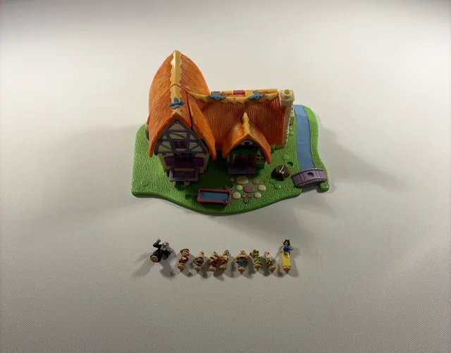 Disney Polly Pocket 1995 Snow White & Seven Dwarfs Cottage Bluebird.